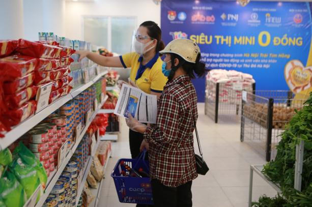 "Siêu thị 0 đồng" tại Quận Tây Hồ: Giúp đỡ người dân khó khăn giữa mùa dịch