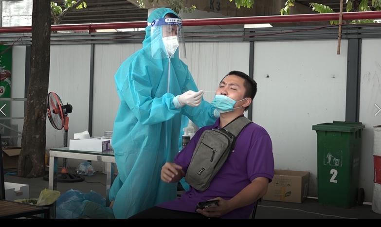 Tài xế xe 'luồng xanh' phấn khởi khi Hà Nội test lưu động COVID-19 