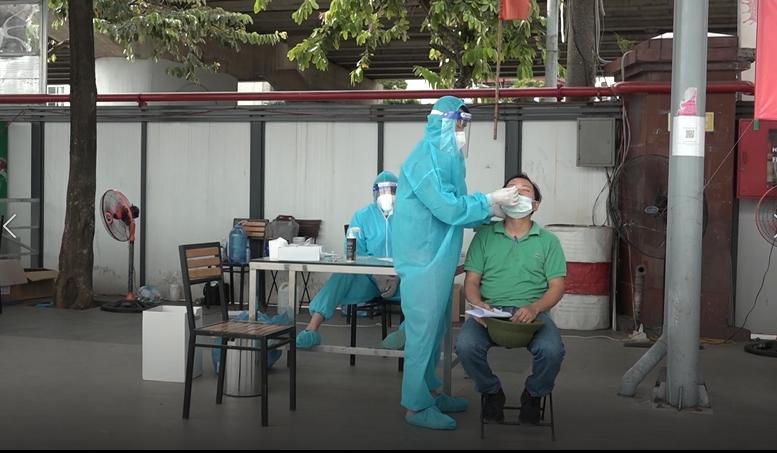 Tài xế xe 'luồng xanh' phấn khởi khi Hà Nội test lưu động COVID-19 