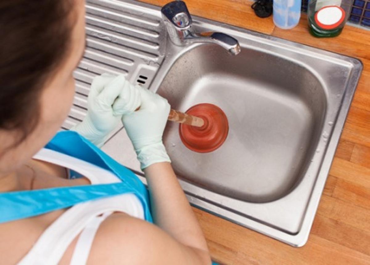 Không cần hóa chất độc hại vẫn có thể thông tắc cống 