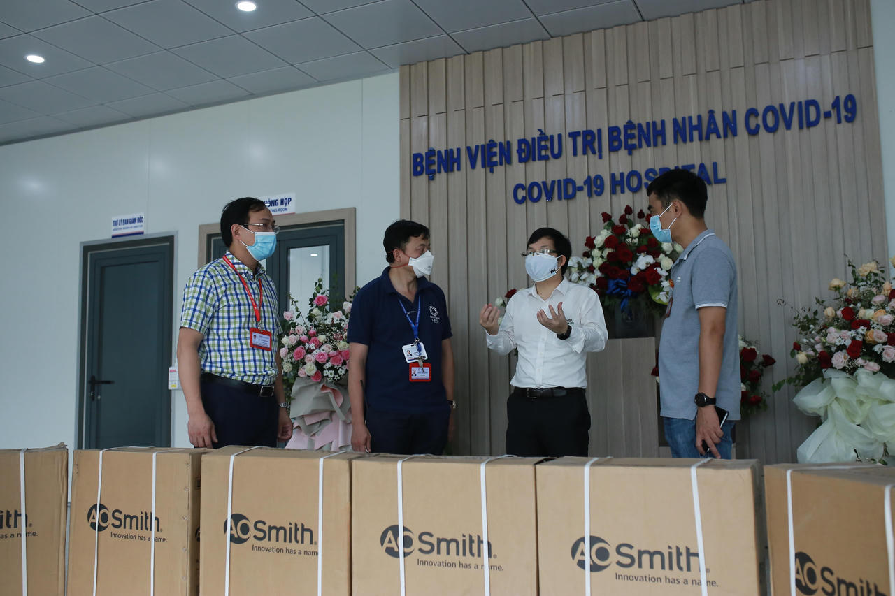 Gấp rút hoàn thiện hệ thống máy lọc nước uống trực tiếp tại Bệnh viện điều trị COVID-19