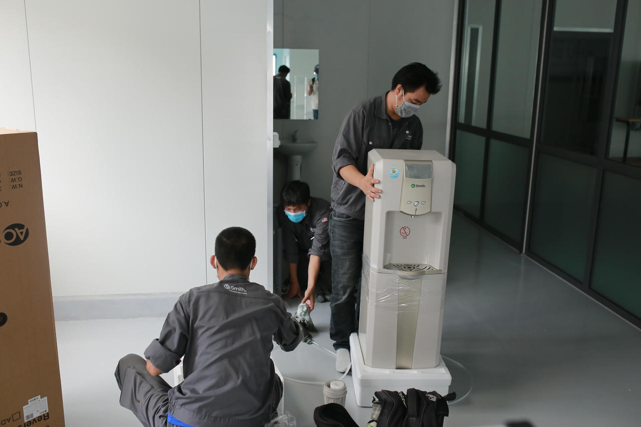 Gấp rút hoàn thiện hệ thống máy lọc nước uống trực tiếp tại Bệnh viện điều trị COVID-19