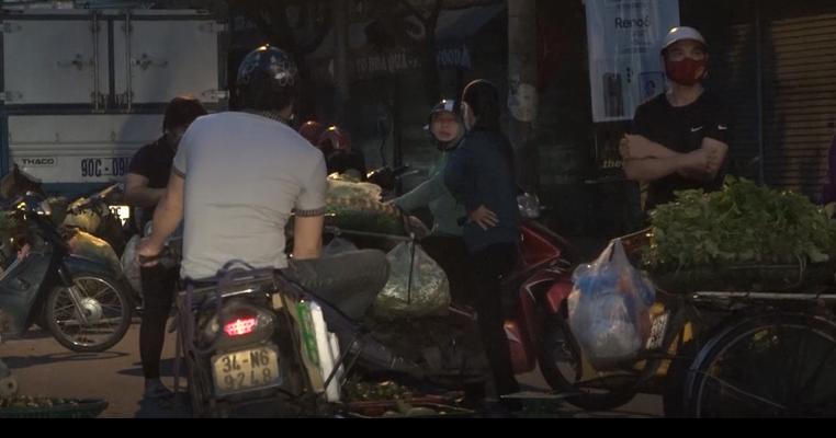 Nhiều người bất chấp giãn cách, tụ tập họp chợ giáp 'vùng đỏ' Hà Nội