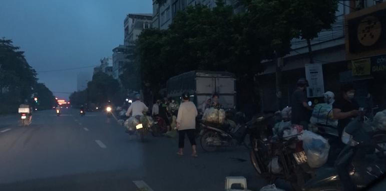Nhiều người bất chấp giãn cách, tụ tập họp chợ giáp 'vùng đỏ' Hà Nội