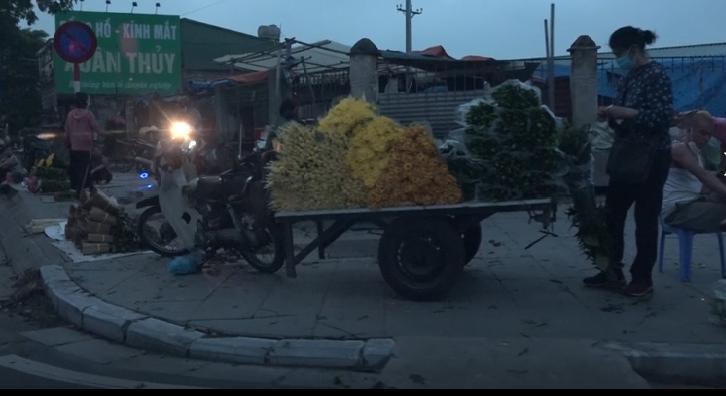 Nhiều người bất chấp giãn cách, tụ tập họp chợ giáp 'vùng đỏ' Hà Nội