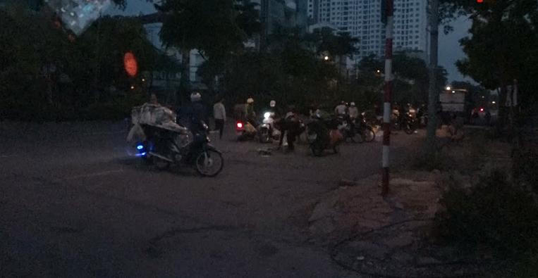 Nhiều người bất chấp giãn cách, tụ tập họp chợ giáp 'vùng đỏ' Hà Nội