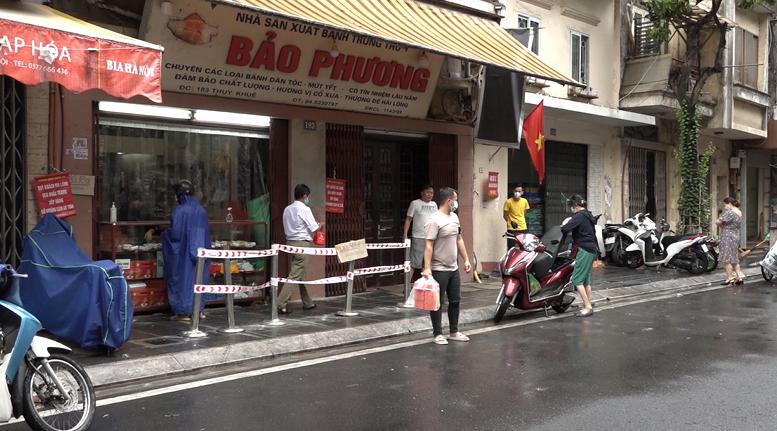 Cận trung thu tại Hà Nội, cá biệt có nơi khách tràn ra đường, còn lại 'vắng ngắt'