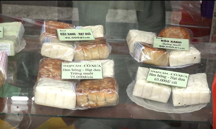 Cận trung thu tại Hà Nội, cá biệt có nơi khách tràn ra đường, còn lại 'vắng ngắt'