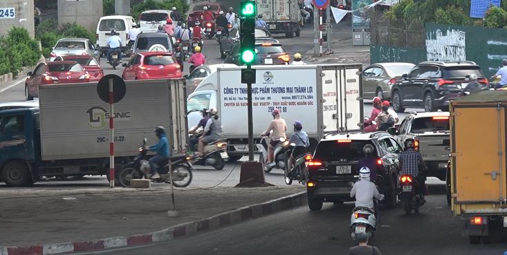 Đường quận Cầu Giấy tấp nập sau ngày Hà Nội gỡ chốt phân vùng