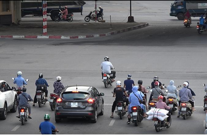 Đường quận Cầu Giấy tấp nập sau ngày Hà Nội gỡ chốt phân vùng