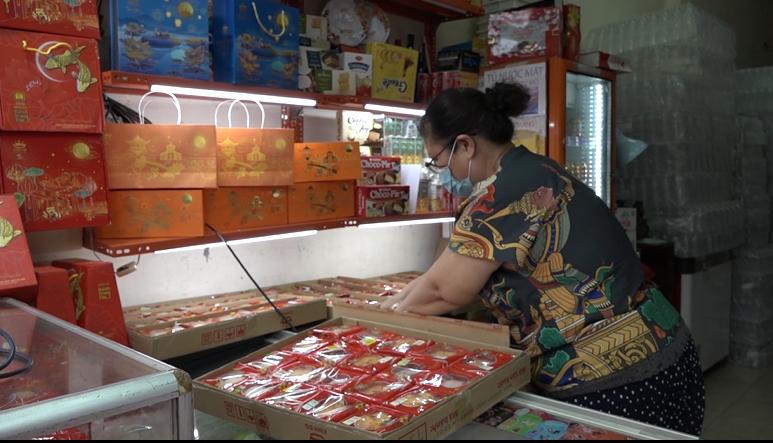 Cận trung thu tại Hà Nội, cá biệt có nơi khách tràn ra đường, còn lại 'vắng ngắt'