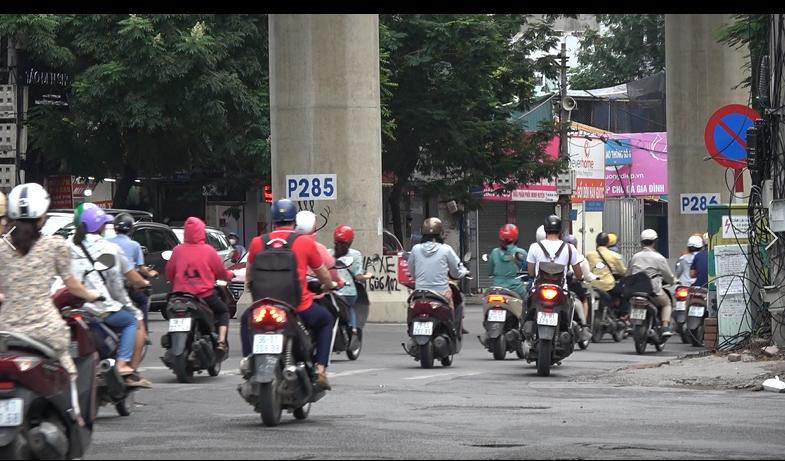 Đường quận Cầu Giấy tấp nập sau ngày Hà Nội gỡ chốt phân vùng