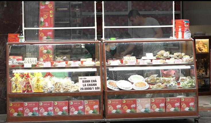 Cận trung thu tại Hà Nội, cá biệt có nơi khách tràn ra đường, còn lại 'vắng ngắt'