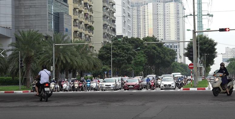 Đường quận Cầu Giấy tấp nập sau ngày Hà Nội gỡ chốt phân vùng