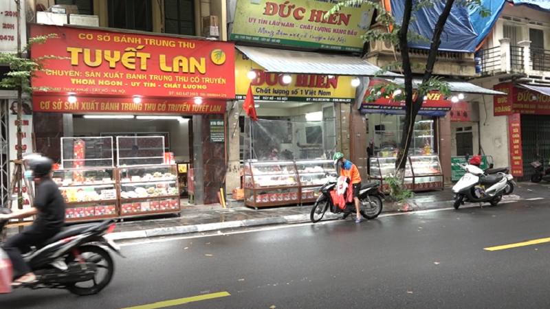 Cận trung thu tại Hà Nội, cá biệt có nơi khách tràn ra đường, còn lại 'vắng ngắt'