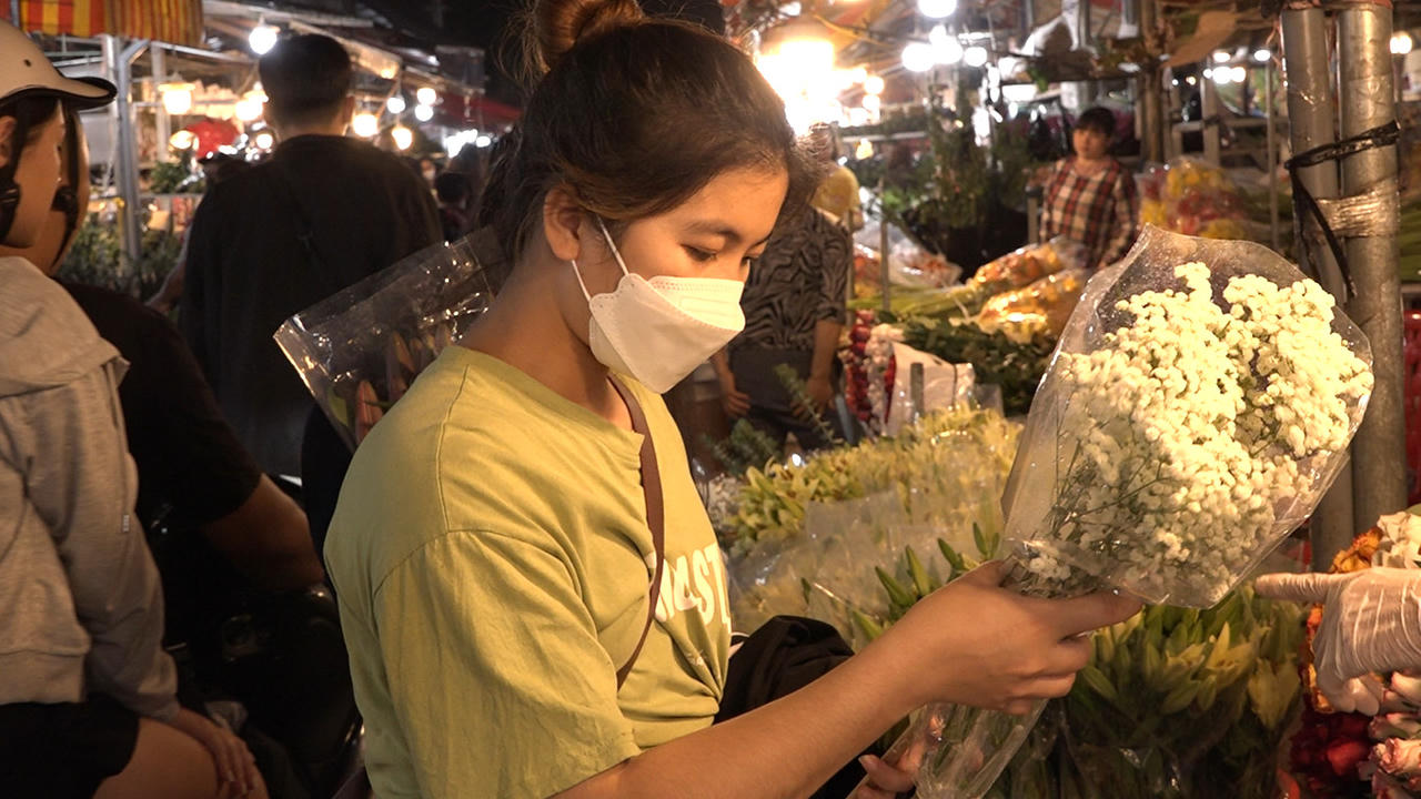 Chợ hoa Quảng Bá tấp nập dịp 20/10