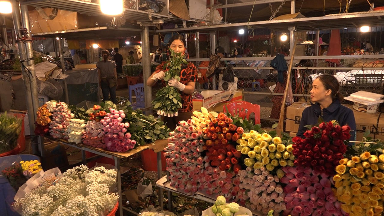 Chợ hoa Quảng Bá tấp nập dịp 20/10