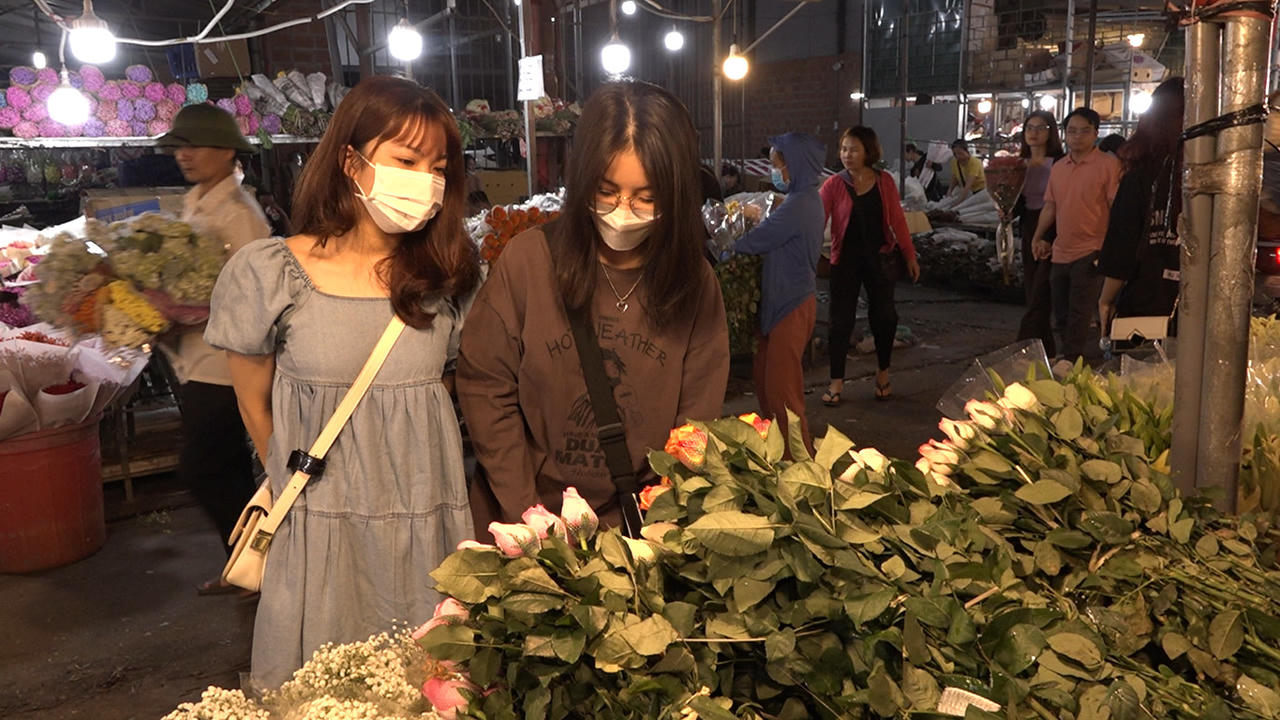 Chợ hoa Quảng Bá tấp nập dịp 20/10
