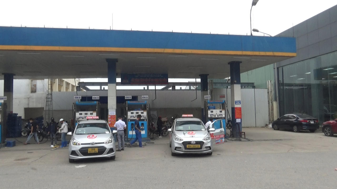 Tạm hết cảnh người dân thủ đô xếp hàng chờ mua xăng 