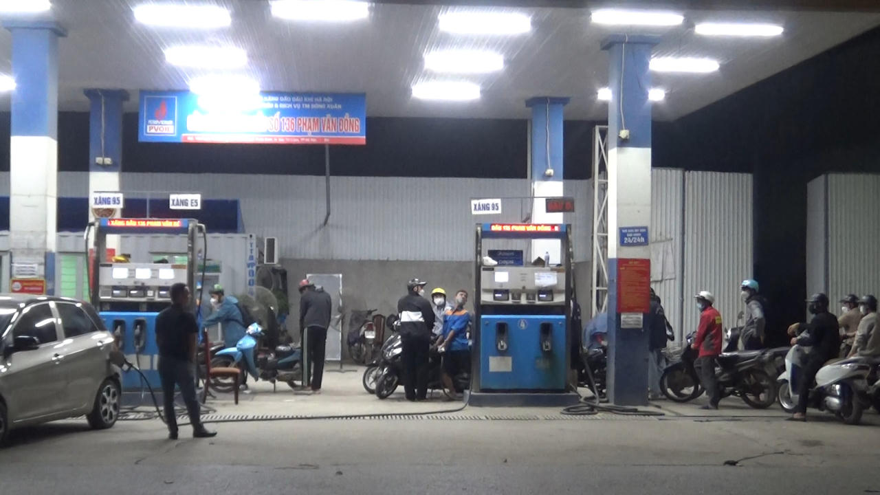 Tạm hết cảnh người dân thủ đô xếp hàng chờ mua xăng 