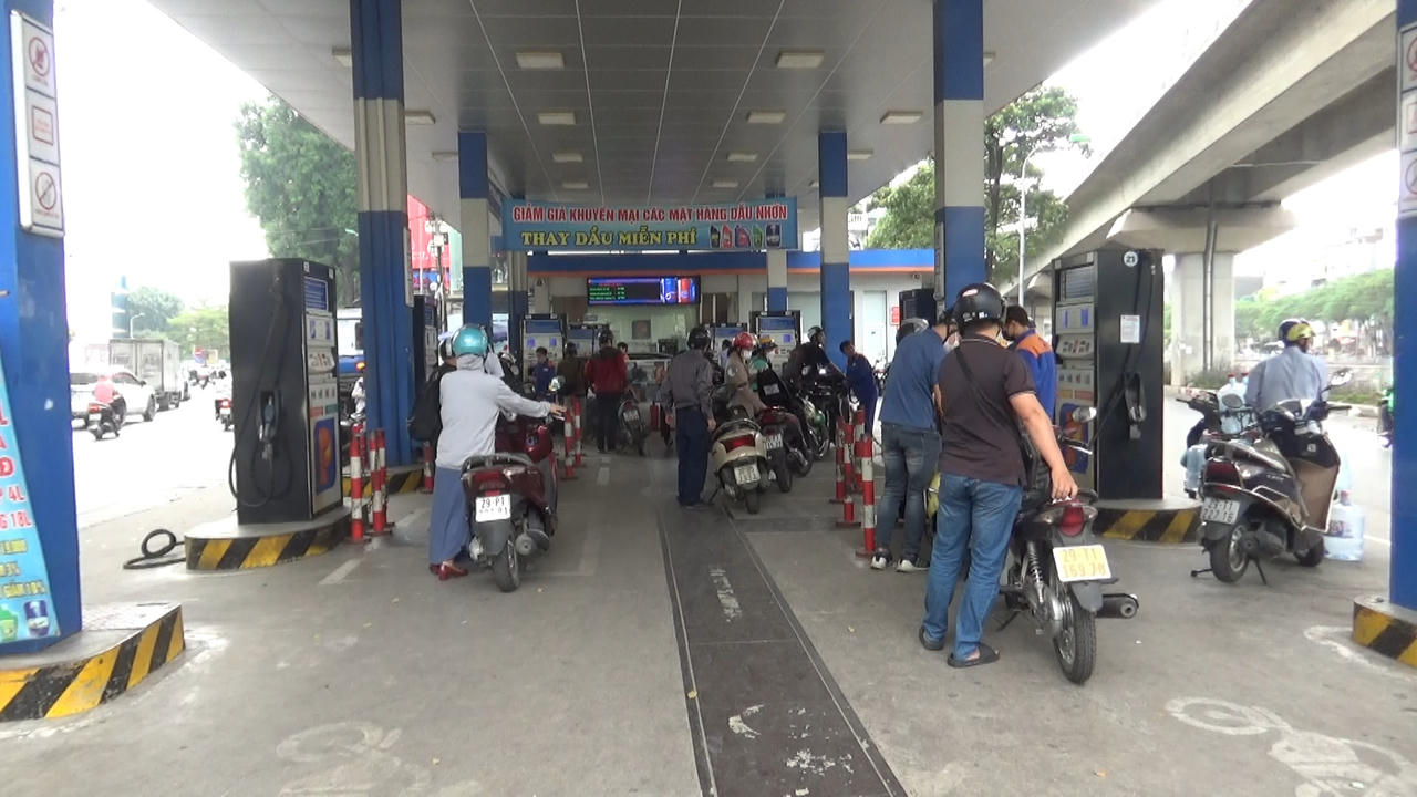 Tạm hết cảnh người dân thủ đô xếp hàng chờ mua xăng 