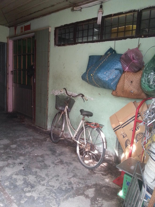 Ông quét rác thành tỷ phú nhờ thương 'cô vé số' nghèo