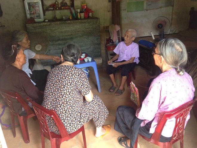 Hòn đá thiêng bỗng dưng 'mọc' ở ngã ba khiến cả làng đổ xô cúng bái