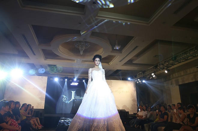 Thử làm cô dâu tại triển lãm “Cưới và du lịch trăng mật” 