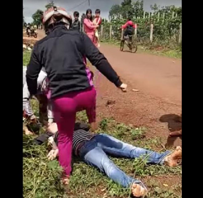 Gia Lai:   Vợ phó công an xã cắt tóc, dọa “xử” tình địch ngay giữa đường