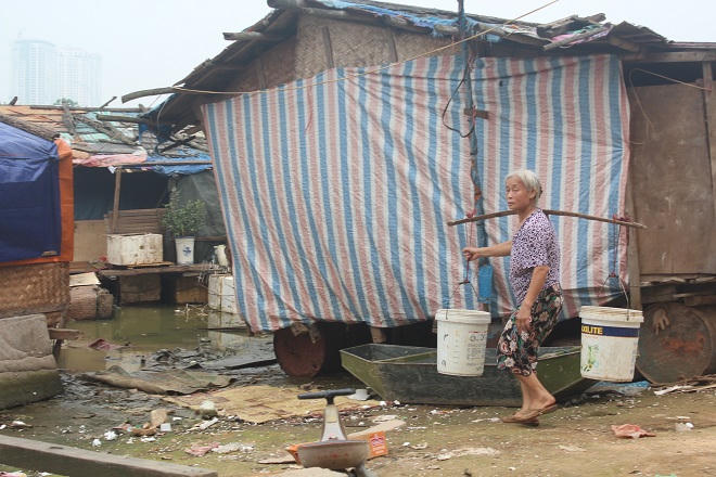 Những phận đời “chắp vá” nơi xóm nổi sông Hồng