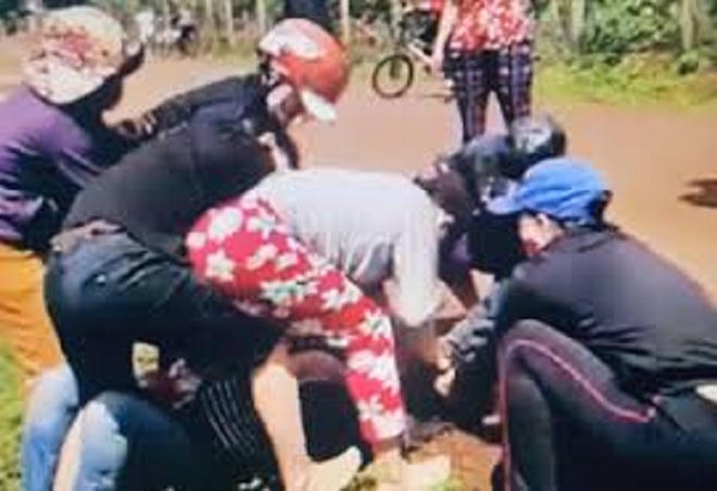 Gia Lai:   Vợ phó công an xã cắt tóc, dọa “xử” tình địch ngay giữa đường