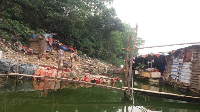 Những phận đời “chắp vá” nơi xóm nổi sông Hồng