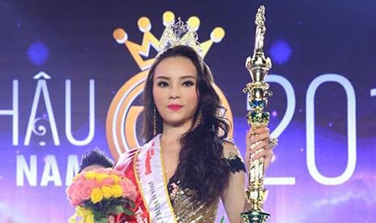 Bạn trai 'đại gia' bất ngờ hủy kết bạn với Hoa hậu Kì Duyên