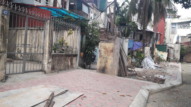 Phường Đội Cấn bẻ cong vỉa hè, chặn số điện thoại để giấu thông tin