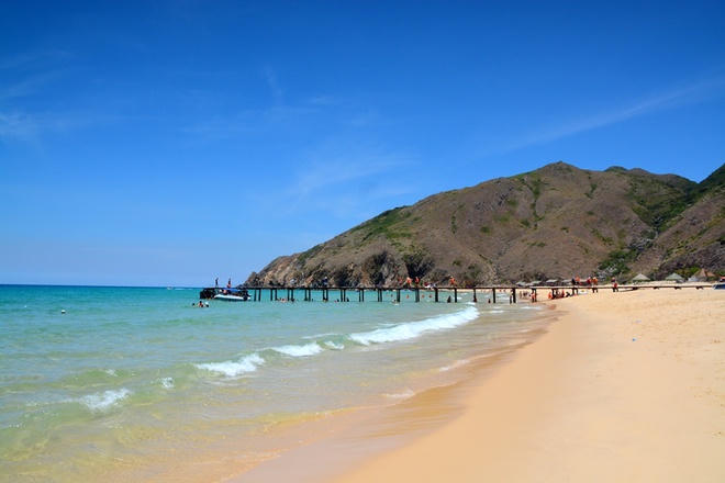 Sau khi cano cập cầu cảng gỗ, bạn sẽ bước đến Kỳ Co hoang sơ và hấp dẫn. Không quá nhiều dịch vụ du lịch nên bạn sẽ thực sự được hòa mình với biển trời mây nước. Sau khi cano cập cầu cảng gỗ, bạn sẽ bước đến Kỳ Co hoang sơ và hấp dẫn. Không quá nhiều dịch vụ du lịch nên bạn sẽ thực sự được hòa mình với biển trời mây nước.