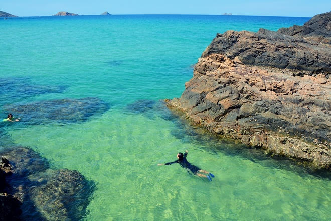 Nước biển Kỳ Co đổi màu xanh theo từng thời điểm trong ngày và từng vùng. Bạn thỏa thích ngâm mình giữa làn nước xanh thẳm. Nước biển Kỳ Co đổi màu xanh theo từng thời điểm trong ngày và từng vùng. Bạn thỏa thích ngâm mình giữa làn nước xanh thẳm.