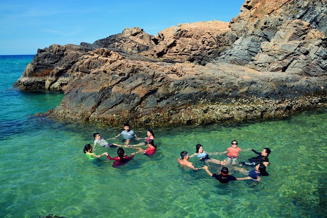 Hoặc vui đùa cùng bạn bè bên “hồ bơi” tạo thành từ những tảng đá bao quanh ba phía. Hoặc vui đùa cùng bạn bè bên “hồ bơi” tạo thành từ những tảng đá bao quanh ba phía.