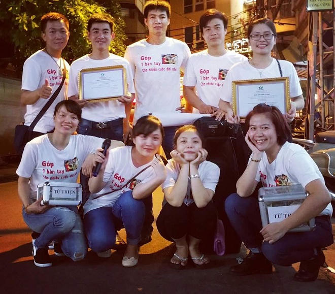 Chủ quán gội đầu bỏ nghề đi hát rong quyên tiền từ thiện 