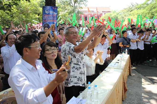 Tân vô địch Olympia đi xe buýt, mang cơm mẹ nấu tới trường