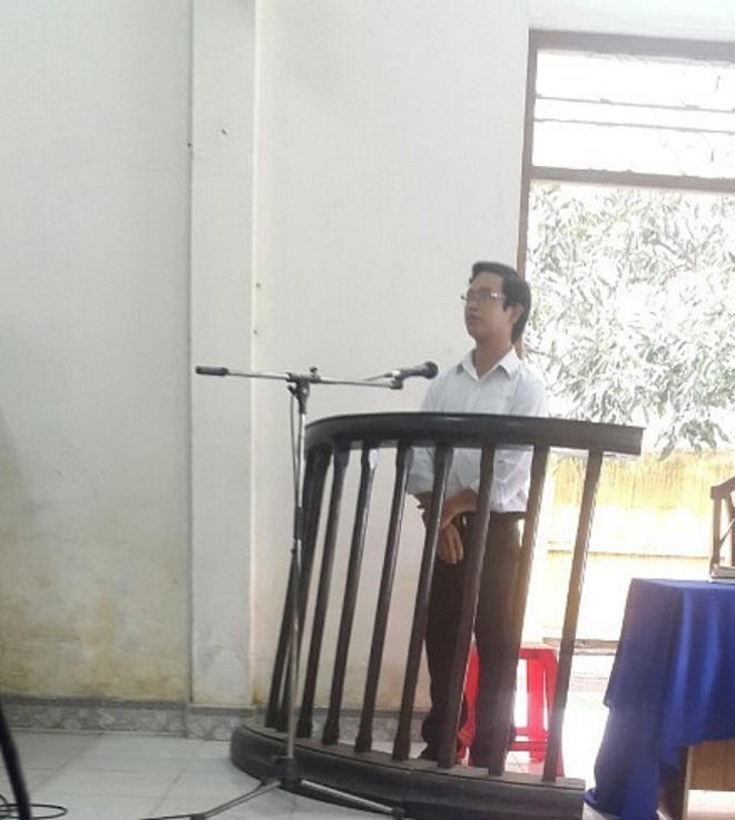 Thầy giáo dạy toán mọc 'râu xanh' với nữ sinh