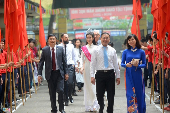 Hoa hậu Đỗ Mỹ Linh rạng rỡ về thăm trường cũ