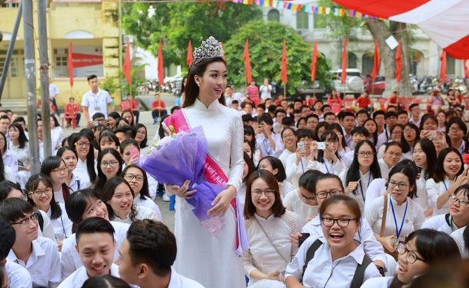 Hoa hậu Đỗ Mỹ Linh rạng rỡ về thăm trường cũ