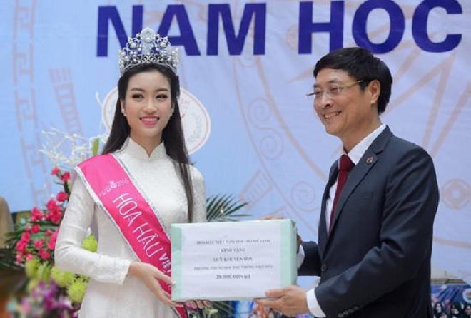 Hoa hậu Đỗ Mỹ Linh rạng rỡ về thăm trường cũ