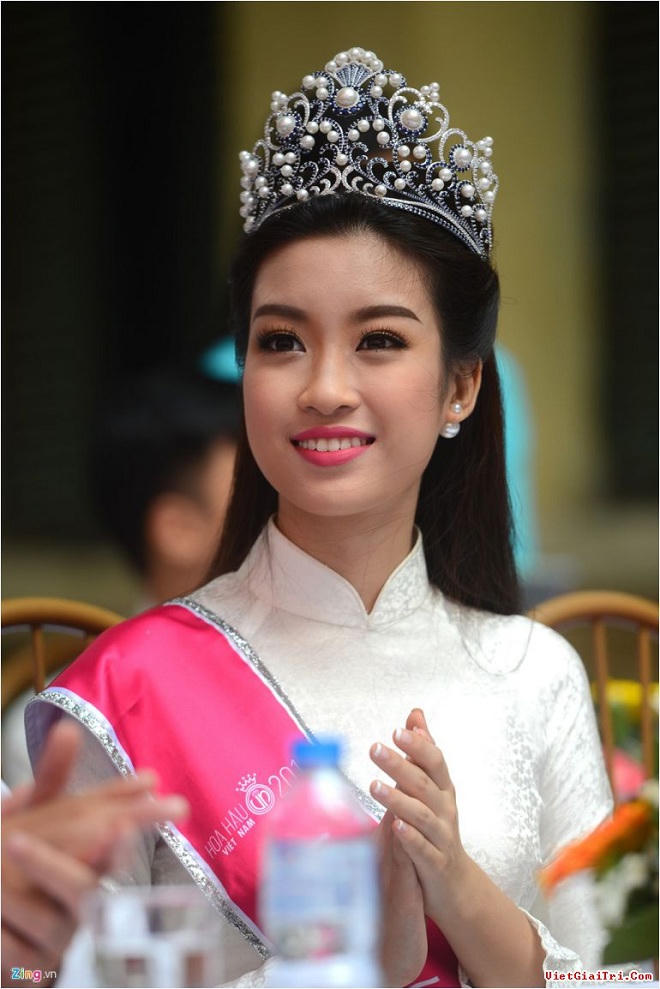 Hoa hậu Đỗ Mỹ Linh rạng rỡ về thăm trường cũ