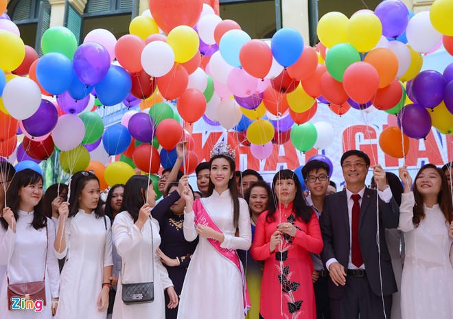 Hoa hậu Đỗ Mỹ Linh rạng rỡ về thăm trường cũ