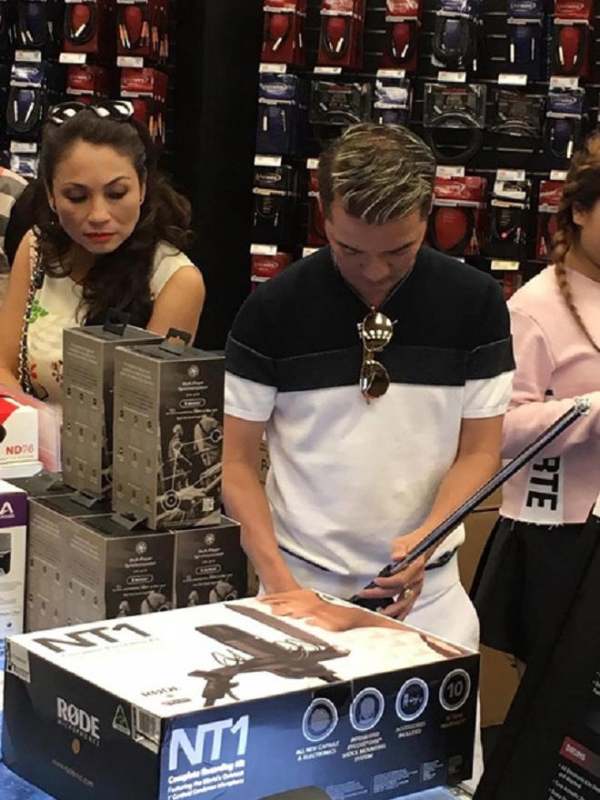 Mr Đàm mê mẩn với cửa hàng nhạc cụ ở Mỹ