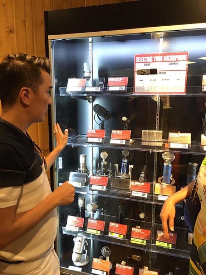 Mr Đàm mê mẩn với cửa hàng nhạc cụ ở Mỹ