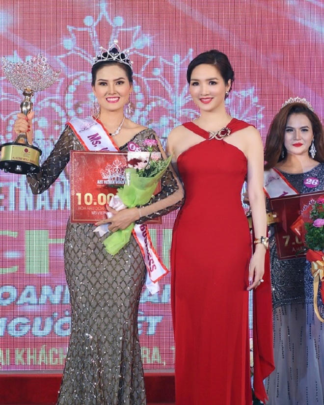 Giáng My đỏ rực lấn át dàn thí sinh