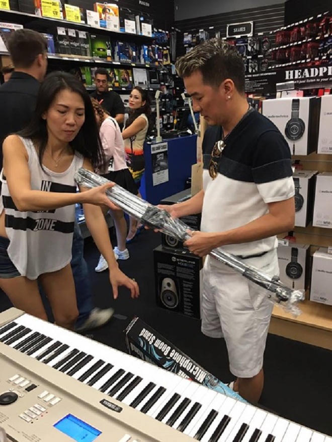 Mr Đàm mê mẩn với cửa hàng nhạc cụ ở Mỹ
