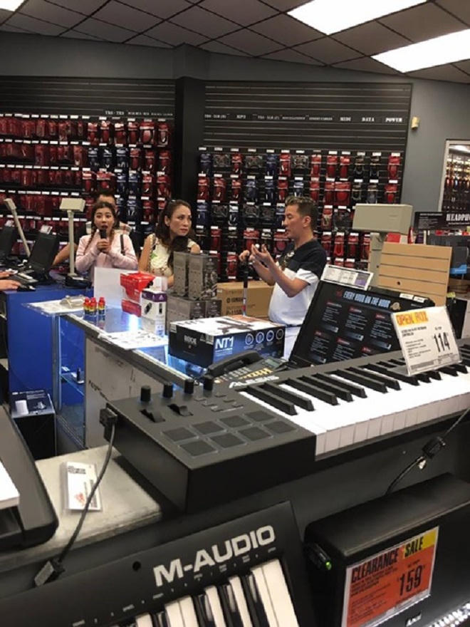 Mr Đàm mê mẩn với cửa hàng nhạc cụ ở Mỹ